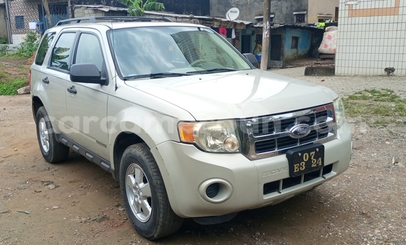 Sayi Na hannu Ford Escape White Mota in Douala a Ƙasar Kamaru Sayi Na hannu Ford Escape White Mota in Douala a Ƙasar Kamaru