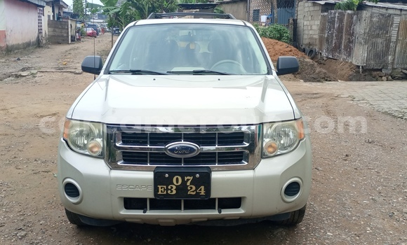 Sayi Na hannu Ford Escape White Mota in Douala a Ƙasar Kamaru Sayi Na hannu Ford Escape White Mota in Douala a Ƙasar Kamaru