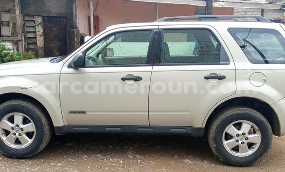 Sayi Na hannu Ford Escape White Mota in Douala a Ƙasar Kamaru Sayi Na hannu Ford Escape White Mota in Douala a Ƙasar Kamaru