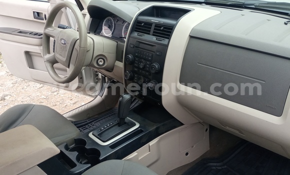 Sayi Na hannu Ford Escape White Mota in Douala a Ƙasar Kamaru Sayi Na hannu Ford Escape White Mota in Douala a Ƙasar Kamaru