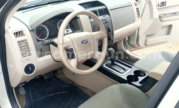 Sayi Na hannu Ford Escape White Mota in Douala a Ƙasar Kamaru Sayi Na hannu Ford Escape White Mota in Douala a Ƙasar Kamaru