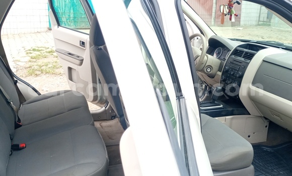 Sayi Na hannu Ford Escape White Mota in Douala a Ƙasar Kamaru Sayi Na hannu Ford Escape White Mota in Douala a Ƙasar Kamaru