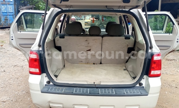 Sayi Na hannu Ford Escape White Mota in Douala a Ƙasar Kamaru Sayi Na hannu Ford Escape White Mota in Douala a Ƙasar Kamaru