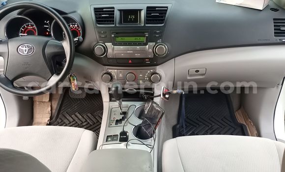 Sayi Na hannu Toyota Highlander White Mota in Douala a Ƙasar Kamaru Sayi Na hannu Toyota Highlander White Mota in Douala a Ƙasar Kamaru