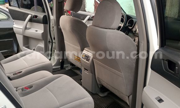 Sayi Na hannu Toyota Highlander White Mota in Douala a Ƙasar Kamaru Sayi Na hannu Toyota Highlander White Mota in Douala a Ƙasar Kamaru