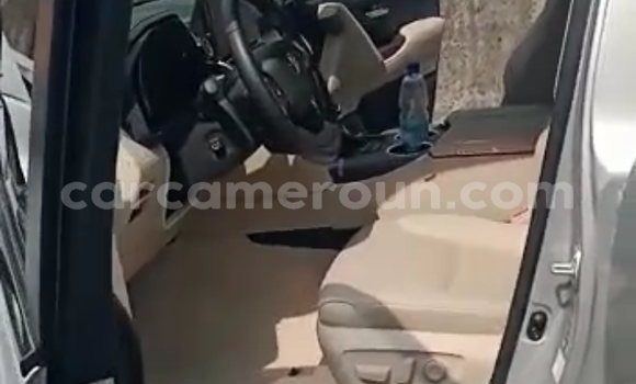 Sayi Na hannu Toyota Land Cruiser Azurfa Mota in Douala a Ƙasar Kamaru Sayi Na hannu Toyota Land Cruiser Azurfa Mota in Douala a Ƙasar Kamaru