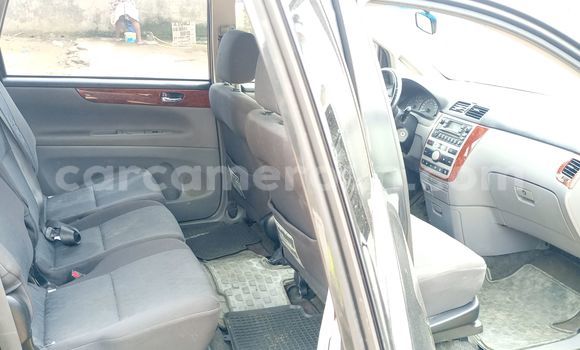 Sayi Na hannu Toyota Avensis Verso Black Mota in Douala a Ƙasar Kamaru Sayi Na hannu Toyota Avensis Verso Black Mota in Douala a Ƙasar Kamaru