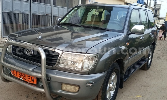 Sayi Na hannu Toyota Land Cruiser Azurfa Mota in Douala a Ƙasar Kamaru Sayi Na hannu Toyota Land Cruiser Azurfa Mota in Douala a Ƙasar Kamaru