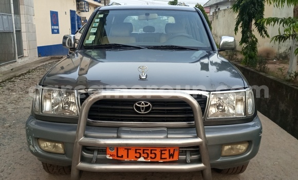 Sayi Na hannu Toyota Land Cruiser Azurfa Mota in Douala a Ƙasar Kamaru Sayi Na hannu Toyota Land Cruiser Azurfa Mota in Douala a Ƙasar Kamaru