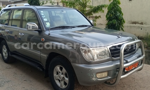 Sayi Na hannu Toyota Land Cruiser Azurfa Mota in Douala a Ƙasar Kamaru Sayi Na hannu Toyota Land Cruiser Azurfa Mota in Douala a Ƙasar Kamaru