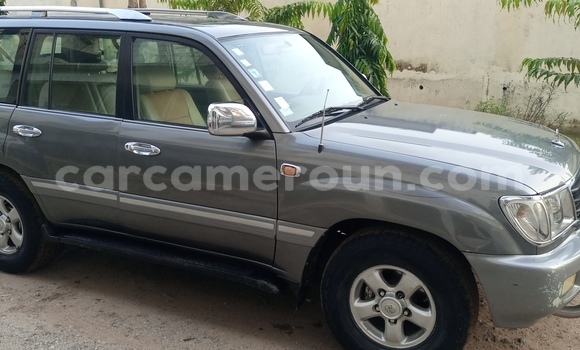 Sayi Na hannu Toyota Land Cruiser Azurfa Mota in Douala a Ƙasar Kamaru Sayi Na hannu Toyota Land Cruiser Azurfa Mota in Douala a Ƙasar Kamaru