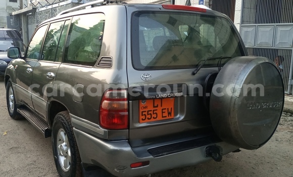 Sayi Na hannu Toyota Land Cruiser Azurfa Mota in Douala a Ƙasar Kamaru Sayi Na hannu Toyota Land Cruiser Azurfa Mota in Douala a Ƙasar Kamaru