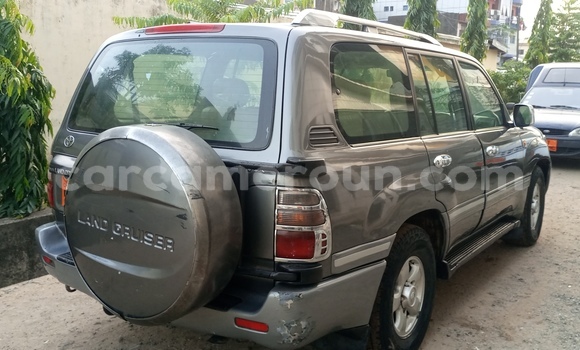 Sayi Na hannu Toyota Land Cruiser Azurfa Mota in Douala a Ƙasar Kamaru Sayi Na hannu Toyota Land Cruiser Azurfa Mota in Douala a Ƙasar Kamaru