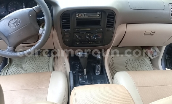 Sayi Na hannu Toyota Land Cruiser Azurfa Mota in Douala a Ƙasar Kamaru Sayi Na hannu Toyota Land Cruiser Azurfa Mota in Douala a Ƙasar Kamaru