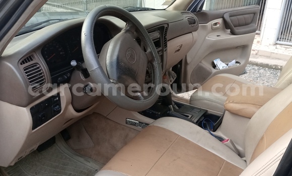 Sayi Na hannu Toyota Land Cruiser Azurfa Mota in Douala a Ƙasar Kamaru Sayi Na hannu Toyota Land Cruiser Azurfa Mota in Douala a Ƙasar Kamaru