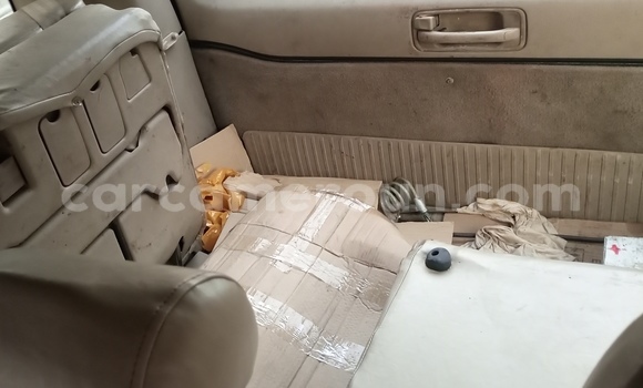 Sayi Na hannu Toyota Land Cruiser Azurfa Mota in Douala a Ƙasar Kamaru Sayi Na hannu Toyota Land Cruiser Azurfa Mota in Douala a Ƙasar Kamaru