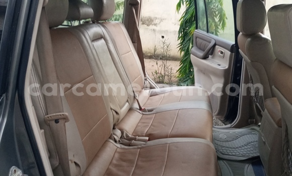 Sayi Na hannu Toyota Land Cruiser Azurfa Mota in Douala a Ƙasar Kamaru Sayi Na hannu Toyota Land Cruiser Azurfa Mota in Douala a Ƙasar Kamaru