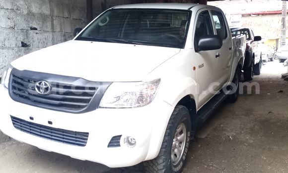 Sayi Na hannu Toyota DA White Babbar mota in Douala a Ƙasar Kamaru