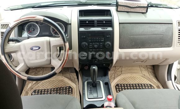 Sayi Imported Ford Escape White Mota in Douala a Ƙasar Kamaru Sayi Imported Ford Escape White Mota in Douala a Ƙasar Kamaru