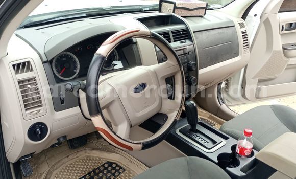 Sayi Imported Ford Escape White Mota in Douala a Ƙasar Kamaru Sayi Imported Ford Escape White Mota in Douala a Ƙasar Kamaru