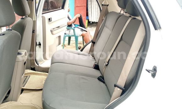 Sayi Imported Ford Escape White Mota in Douala a Ƙasar Kamaru Sayi Imported Ford Escape White Mota in Douala a Ƙasar Kamaru