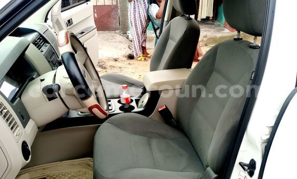 Sayi Imported Ford Escape White Mota in Douala a Ƙasar Kamaru Sayi Imported Ford Escape White Mota in Douala a Ƙasar Kamaru