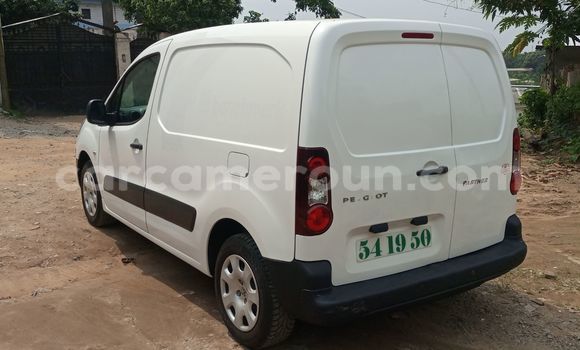 Sayi Imported DAF CF White Babbar mota in Douala a Ƙasar Kamaru Sayi Imported DAF CF White Babbar mota in Douala a Ƙasar Kamaru