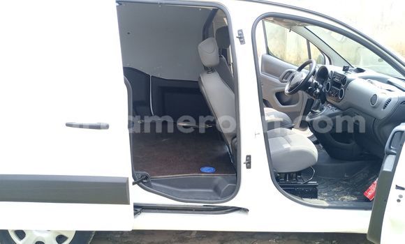 Sayi Imported DAF CF White Babbar mota in Douala a Ƙasar Kamaru Sayi Imported DAF CF White Babbar mota in Douala a Ƙasar Kamaru