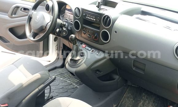 Sayi Imported DAF CF White Babbar mota in Douala a Ƙasar Kamaru Sayi Imported DAF CF White Babbar mota in Douala a Ƙasar Kamaru