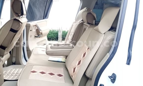 Sayi Na hannu Nissan Armada White Mota in Douala a Ƙasar Kamaru Sayi Na hannu Nissan Armada White Mota in Douala a Ƙasar Kamaru