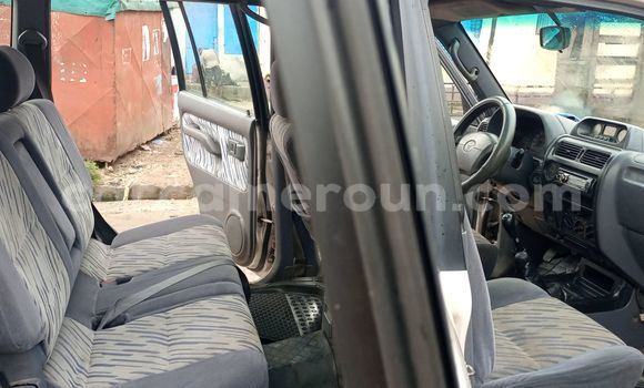 Sayi Na hannu Toyota Land Cruiser Prado Azurfa Mota in Douala a Ƙasar Kamaru Sayi Na hannu Toyota Land Cruiser Prado Azurfa Mota in Douala a Ƙasar Kamaru