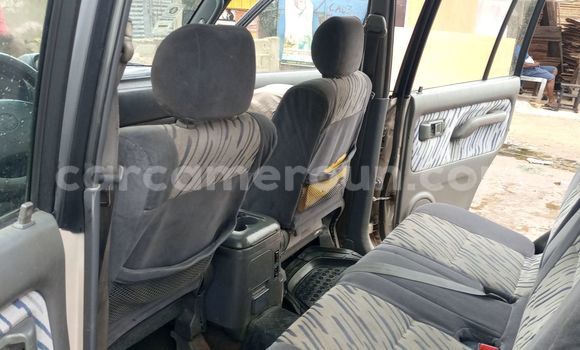 Sayi Na hannu Toyota Land Cruiser Prado Azurfa Mota in Douala a Ƙasar Kamaru Sayi Na hannu Toyota Land Cruiser Prado Azurfa Mota in Douala a Ƙasar Kamaru