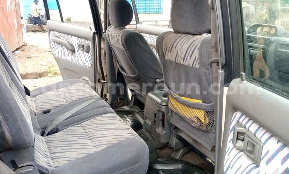 Sayi Na hannu Toyota Land Cruiser Prado Azurfa Mota in Douala a Ƙasar Kamaru Sayi Na hannu Toyota Land Cruiser Prado Azurfa Mota in Douala a Ƙasar Kamaru