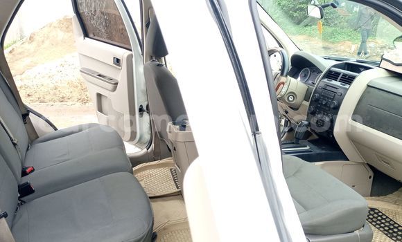 Sayi Na hannu Ford Escape White Mota in Douala a Ƙasar Kamaru Sayi Na hannu Ford Escape White Mota in Douala a Ƙasar Kamaru