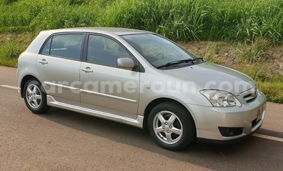 Sayi Sabo Toyota Corolla Azurfa Mota in Yaounde a Babban Kamaru Sayi Sabo Toyota Corolla Azurfa Mota in Yaounde a Babban Kamaru