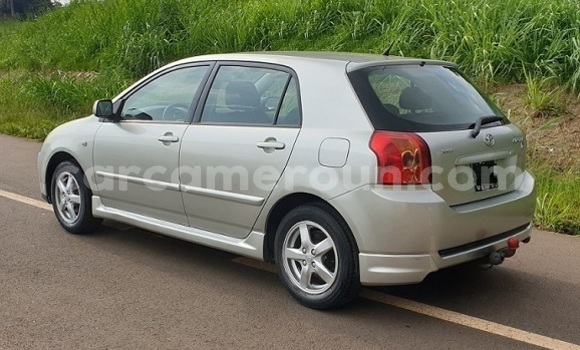 Sayi Sabo Toyota Corolla Azurfa Mota in Yaounde a Babban Kamaru Sayi Sabo Toyota Corolla Azurfa Mota in Yaounde a Babban Kamaru