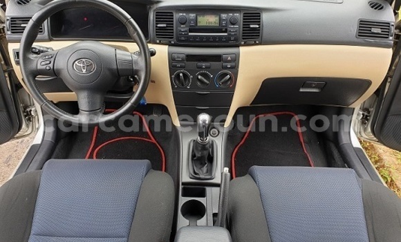 Sayi Sabo Toyota Corolla Azurfa Mota in Yaounde a Babban Kamaru Sayi Sabo Toyota Corolla Azurfa Mota in Yaounde a Babban Kamaru