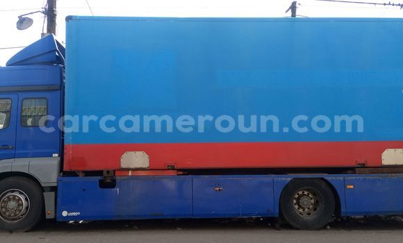 Sayi Imported Mercedes‒Benz 1824 Blue Babbar mota in Douala a Ƙasar Kamaru Sayi Imported Mercedes‒Benz 1824 Blue Babbar mota in Douala a Ƙasar Kamaru