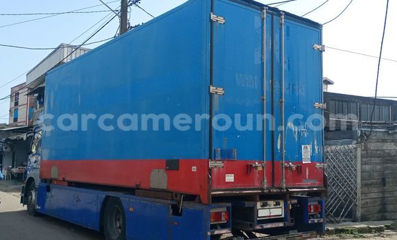 Sayi Imported Mercedes‒Benz 1824 Blue Babbar mota in Douala a Ƙasar Kamaru Sayi Imported Mercedes‒Benz 1824 Blue Babbar mota in Douala a Ƙasar Kamaru