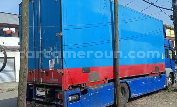 Sayi Imported Mercedes‒Benz 1824 Blue Babbar mota in Douala a Ƙasar Kamaru Sayi Imported Mercedes‒Benz 1824 Blue Babbar mota in Douala a Ƙasar Kamaru