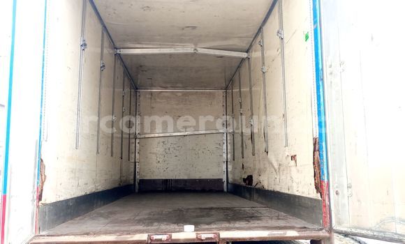 Sayi Imported Mercedes‒Benz 1824 Blue Babbar mota in Douala a Ƙasar Kamaru Sayi Imported Mercedes‒Benz 1824 Blue Babbar mota in Douala a Ƙasar Kamaru