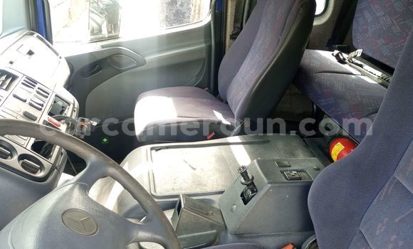 Sayi Imported Mercedes‒Benz 1824 Blue Babbar mota in Douala a Ƙasar Kamaru Sayi Imported Mercedes‒Benz 1824 Blue Babbar mota in Douala a Ƙasar Kamaru