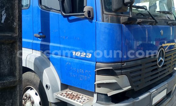 Sayi Imported Mercedes‒Benz 1824 Blue Babbar mota in Douala a Ƙasar Kamaru Sayi Imported Mercedes‒Benz 1824 Blue Babbar mota in Douala a Ƙasar Kamaru