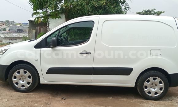 Sayi Imported DAF CF White Babbar mota in Douala a Ƙasar Kamaru Sayi Imported DAF CF White Babbar mota in Douala a Ƙasar Kamaru