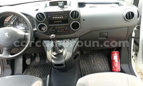 Sayi Imported DAF CF White Babbar mota in Douala a Ƙasar Kamaru Sayi Imported DAF CF White Babbar mota in Douala a Ƙasar Kamaru