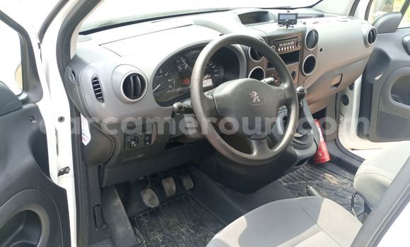 Sayi Imported DAF CF White Babbar mota in Douala a Ƙasar Kamaru Sayi Imported DAF CF White Babbar mota in Douala a Ƙasar Kamaru