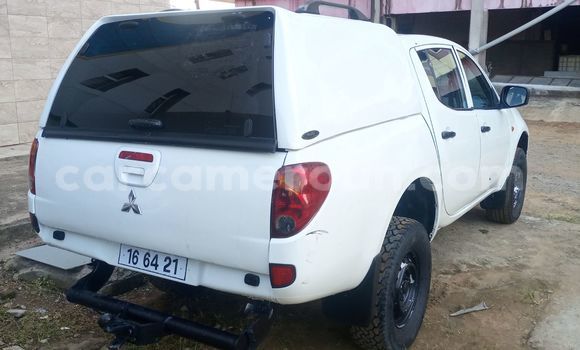 Sayi Imported Mitsubishi L400 White Babbar mota in Douala a Ƙasar Kamaru Sayi Imported Mitsubishi L400 White Babbar mota in Douala a Ƙasar Kamaru