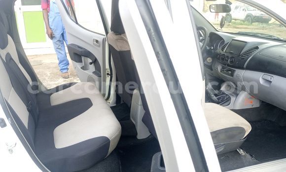 Sayi Imported Mitsubishi L400 White Babbar mota in Douala a Ƙasar Kamaru Sayi Imported Mitsubishi L400 White Babbar mota in Douala a Ƙasar Kamaru