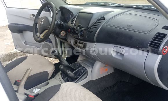 Sayi Imported Mitsubishi L400 White Babbar mota in Douala a Ƙasar Kamaru Sayi Imported Mitsubishi L400 White Babbar mota in Douala a Ƙasar Kamaru