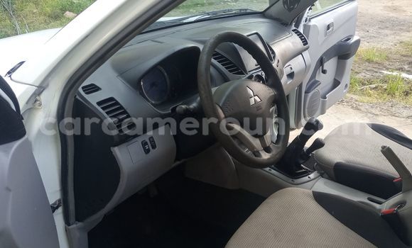 Sayi Imported Mitsubishi L400 White Babbar mota in Douala a Ƙasar Kamaru Sayi Imported Mitsubishi L400 White Babbar mota in Douala a Ƙasar Kamaru